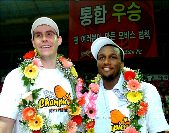 '감독님,저는빼먹다니서운해요'2006-07시즌모비스유재학감독의첫챔프전우승을이끌었던크리스윌리엄스(오른쪽)와크리스버지스.(자료사진=KBL)