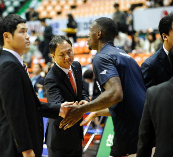'고생했어'유재학감독이리카르도라틀리프를격려하는모습.(자료사진=KBL)