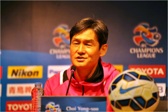최용수FC서울감독은경쟁팀에비해일찍시작하는2015시즌의출발인아시아축구연맹(AFC)챔피언스리그플레이오프를기분좋게시작하겠다는출사표를던졌다.(자료사진=FC서울)