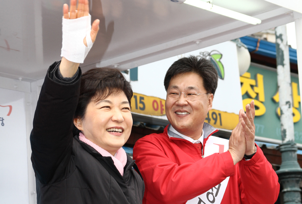 ▲박근혜대통령과함께있는정문헌새누리당의원(사진=트위터)