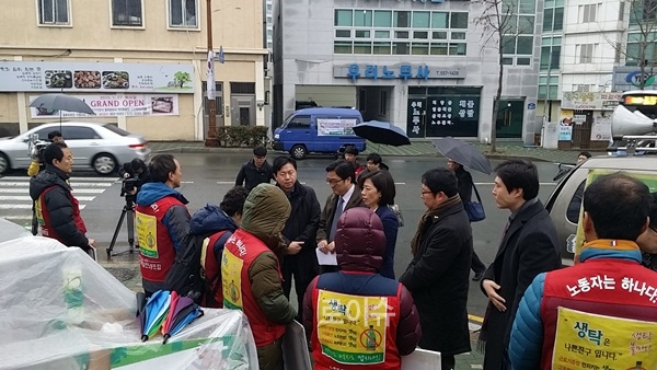 ▲새정치민주연합부산시당김영춘위원장을비롯해새정치연합중앙당‘을지로위원회’우원식위원장,부산시당‘을지킴이위원회’배재정위원장,정순계부산시당노동위원장,김해영연제지역위원장,조용우대변인등이부산고용노동청앞에서노숙농성중인생택노동자들을찾아이들의고충을듣고있다.(사진제공=새정치민주연합부산시당)
