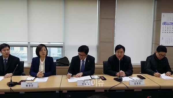 ▲16일부산지방노동청소회의실에서부산지방노동청,생탁사측,그리고생탁노동자와함께4자간담회를갖고,경과보고와노사간쟁점에대해협의하는자리를갖고있다.