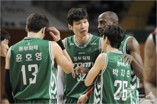 프로농구원주동부의김주성(사진가운데등번호32번)이선수들을불러모아놓고대화를하는모습(사진제공/KBL)