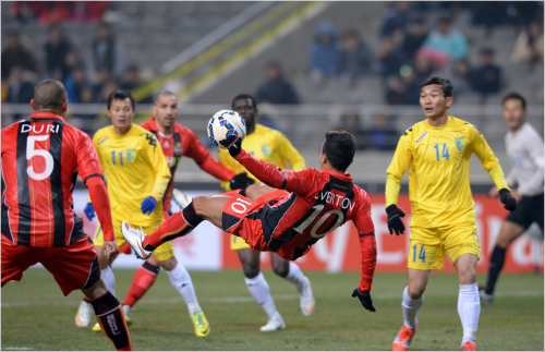 17일서울월드컵경기장에서열린ACL플레이오프하노이전에서멋진슈팅을시도하고있는에벨톤(사진제공/FC서울)
