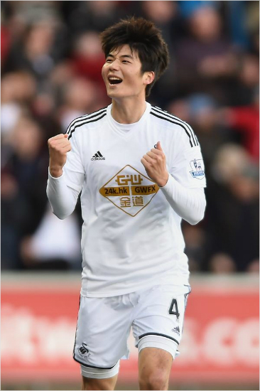 기성용은맨유를상대로단일시즌홈과원정에서모두골맛을본최초의아시아선수가됐다.(자료사진=스완지시티공식트위터)