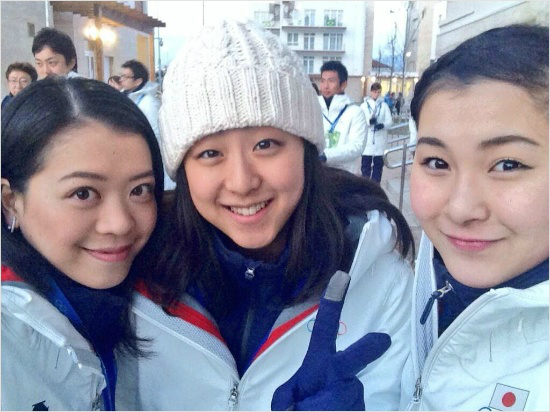 '눈물쏟고나면후련해요'스즈키아키코,아사다마오,무라카미카나코(왼쪽부터)등일본피겨여자대표팀이소치올림픽경기를마친뒤선수촌에서기념사진을찍은모습.(자료사진=스즈키트위터)