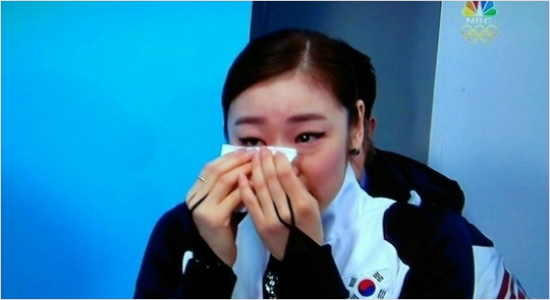 '여왕의품위는지켜야죠'김연아가자신의현역마지막경기인소치올림픽피겨여자싱글프리스케이팅을마친뒤대기실에서눈물을닦아내는모습.(자료사진=NBC화면캡처)
