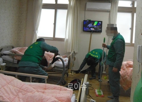 ▲모범수용자들이포함된보라미봉사단이노인들이거주하는방을청소하고있다.(사진제공=진주교도소)