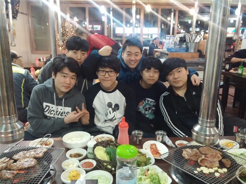 KT 롤스터 출신 정글러인 이병권(왼쪽 아래에서 두번째)과 최인석(오른쪽 아래)이 KT 롤스터 팀을 찾아 동료들과 저녁 식사를 하고 있다(사진=KT 롤스터 이지훈 감독 제공).