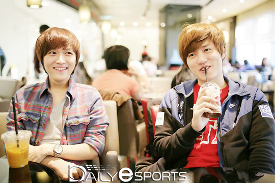 스타크래프트 선수들이 꼽은 LoL 최고 미남 프로게이머로 꼽혔던 조재걸(왼쪽).