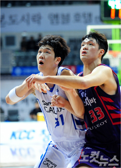 치열한신인왕경합을벌이고있는김준일(삼성)과이승현(오리온스)(사진제공/KBL)