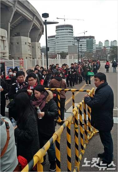 지난25일수원삼성과우라와레즈의2015아시아축구연맹챔피언스리그조별예선G조1차전은양팀서포터의돌발행동을막기위해모든관중의소지품을사전검사했다.사진은소지품검사를하는우라와원정서포터의모습.수원=오해원기자ohwwho@cbs.co.kr