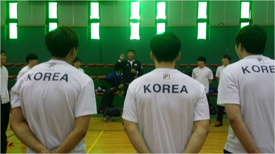 "제대로한번해봅시다."남자핸드볼대표팀윤경신감독이첫훈련을마친뒤선수들을격려하고있다.(삼척=김동욱기자)