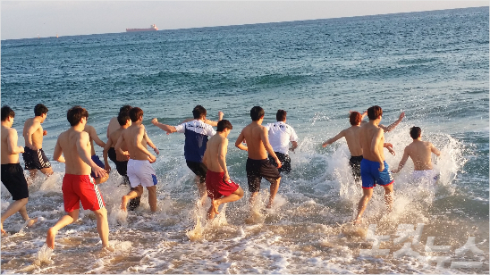 "올림픽으로가자."겨울바다에뛰어드는핸드볼대표팀.(삼척=김동욱기자)