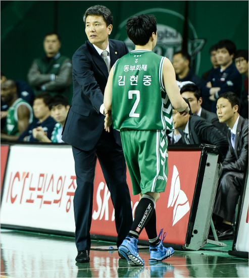 '긴장하지말자니까...'동부김영만감독이1일SK와홈경기에서교체돼들어오는가드김현중을다독이고있다.(원주=KBL)