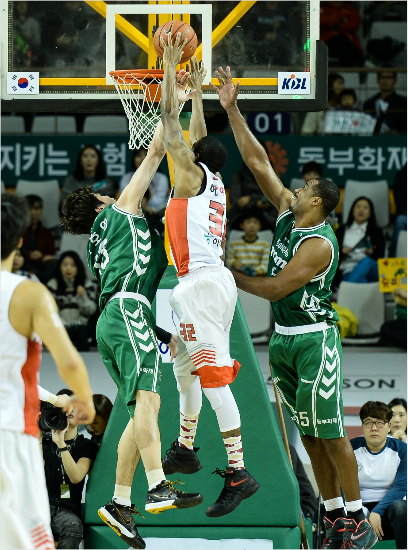 '동부산성무너뜨리자'SK헤인즈(가운데)가1일동부원정에서상대윤호영(왼쪽),사이먼의블록을뚫고덩크슛을시도하고있다.(원주=KBL)