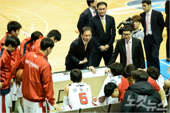 프로농구울산모비스의유재학감독과코치,선수들(사진제공/KBL)