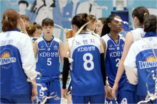KDB생명선수들이1일신한은행과홈경기에서승리하며9연패를끊은뒤서로를격려하고있다.(구리=WKBL)