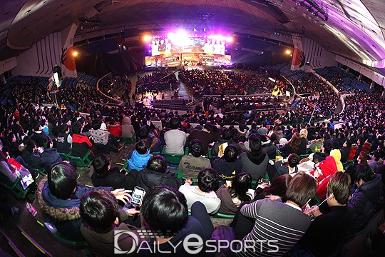 잠실학생체육관을 가득 메운 3천 여명의 액션토너먼트 관중들.