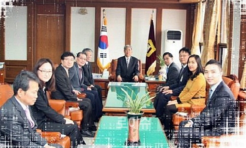 ▲국선변호운영위원회위원위촉및국선전담변호사간담회를갖고기념촬영.(사진제공=부산지법)