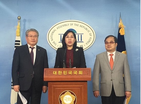 ▲3일국회정론관에서성명을발표하는김현숙새누리당의원과새정치민주연합김용익(좌),최동익의원/사진=김현숙의원블로그