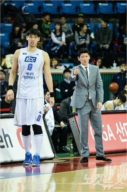 프로농구전주KCC의추승균감독대행(사진오른쪽)과간판스타하승진(사진제공/KBL)