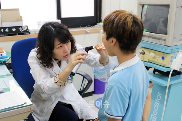 ▲김은영과장이새학기증후군으로병원을찾은환자를검사하고있다.(사진제공=부민병원)