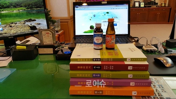 ▲삼일절깜짝이벤트로직원들이제작한강민구박카스및비타500과함께창원이야기5권이자리잡고있다.(사진제공=부산지법)