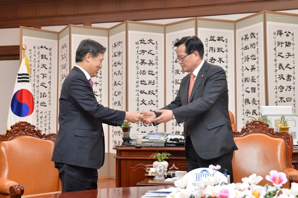 ▲지난3일정의화국회의장(우)에게양승태대법원장의친서를전달하는박병대법원행정처장(사진=대법원)