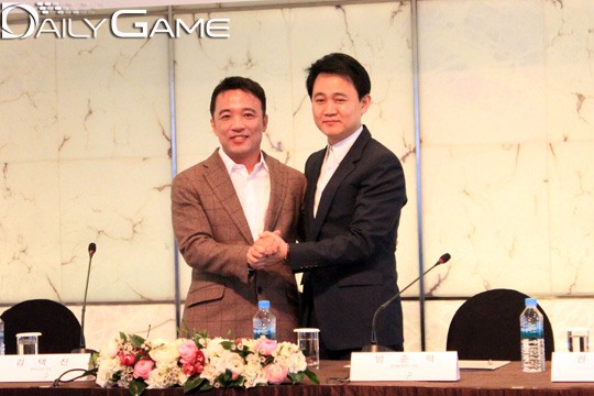 김택진 엔씨소프트 대표(왼쪽)와 넷마블게임즈 방준혁 의장이 손을 맞잡고 있다.