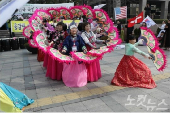 7일오전10시서울파이낸스빌딩앞에서리퍼트대사의쾌유를바라는부채춤,발레,난타공연이이어졌다.