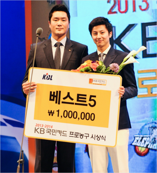 '대리수상말고진짜로받고싶어요'LG는올시즌정규리그시상식때가드김시래(오른쪽)의베스트5수상을은근히바라고있다.사진은지난시즌시상식때데이본제퍼슨을대신해시상자인전희철SK코치와함께한모습.(자료사진=KBL)