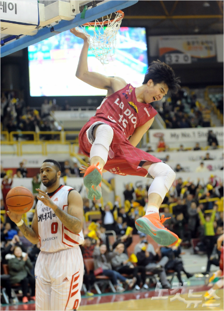 창원LG의김종규가호쾌한덩크를터뜨리는장면(사진제공/KBL)