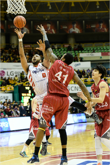 LG제퍼슨을상대로슛을시도하는오리온스길렌워터(사진제공/KBL)