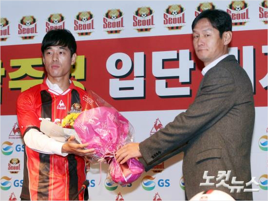 7년만에FC서울로돌아온박주영(사진왼쪽)이11일서울월드컵경기장에서열린입단기자회견에서최용수감독과포즈를취하고있다(사진=노컷뉴스황진환기자jordanh@cbs.co.kr)