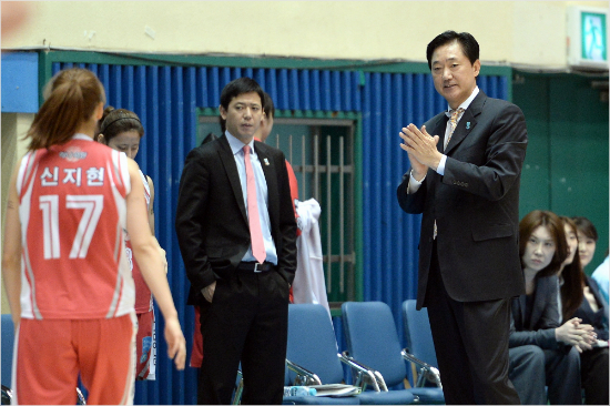 부천하나외환의박종천감독(사진오른쪽)(사진제공/WKBL)