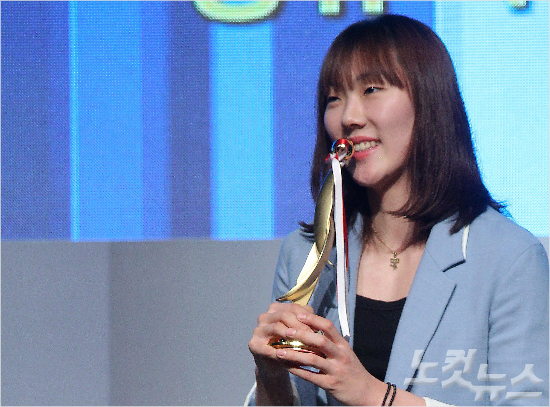 12일오전서울여의도63시티에서열린KB국민은행2014-2015여자프로농구정규리그시상식에서MVP로선정된우리은행박혜진이트로피에입맞추고있다.(사진=박종민기자)
