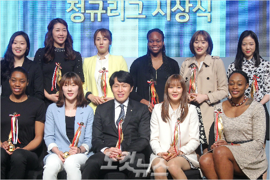 12일오전서울여의도63시티에서열린KB국민은행2014-2015여자프로농구정규리그시상식에서수상자들이기념촬영을하고있다.(사진=박종민기자)