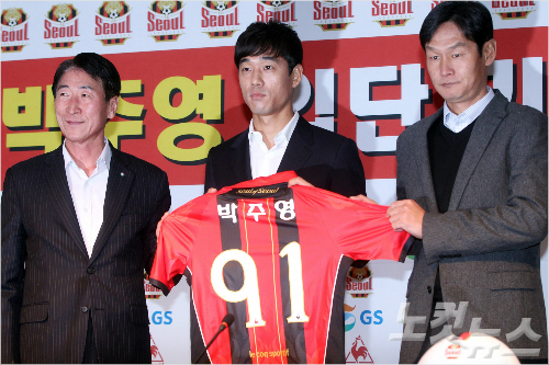 7년만에K리그FC서울로복귀하는박주영이11일오전서울성산동월드컵경기장에서기자회견을갖고있다.박주영은AS모나코,아스널(잉글랜드),셀타비고(스페인),왓포드(잉글랜드2부),알샤밥(사우디아라비아)등에서활약했다.황진환기자