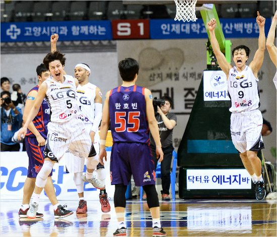 '제퍼슨,보고있나'김시래(5번),김영환(9번)등LG선수들이12일오리온스와6강플레이오프3차전에서극적인승리를거둔뒤기뻐하는모습.(자료사진=KBL)