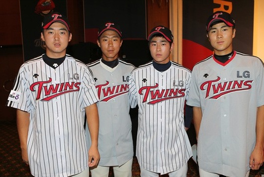 ▲올해LG에입단한신인들.좌측두번째가최민창,세번째가안익훈이다.사진│LG트윈스
