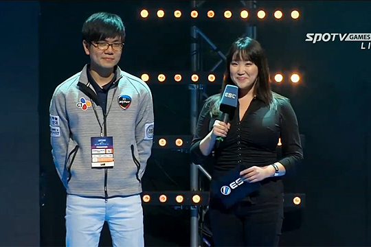 CJ 엔투스 정우용이 김준호를 제압한 이후 인터뷰를 하고 있다(사진=스포티비게임즈 생방송 화면 캡처).
