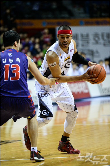 창원LG문태종(사진오른쪽)이고양오리온스의김동욱과매치업하고있다(사진제공/KBL)