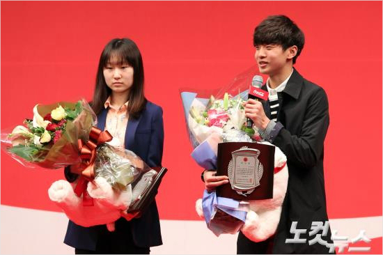 지난달24일'제20회코카콜라체육대상'시상식에서신인상을수상한최민정(왼쪽,자료사진=황진환기자)