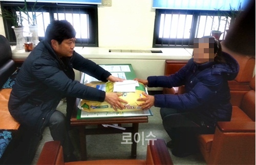 ▲서부경찰서경찰관이스리랑카여성에게기부받은성금과쌀을전달해주고있다.(사진제공=부산경찰청)