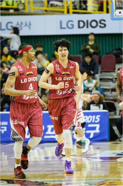 창원LG의김종규와문태종(사진오른쪽부터)(사진제공/KBL)