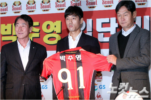 7년만에K리그FC서울로복귀하는박주영이지난3월11일오전서울성산동월드컵경기장에서기자회견을갖고있다.박주영은AS모나코,아스널(잉글랜드),셀타비고(스페인),왓포드(잉글랜드2부),알샤밥(사우디아라비아)등에서활약했다.황진환기자