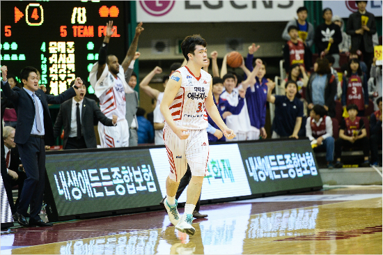 16일창원에서열린프로농구창원LG와의6강플레이오프5차전4쿼터막판80-78로전세를역전시킨3점슛을성공시키고포효하는고양오리온스의신인이승현.오리온스는리드를지키지못하고80-83역전패를당했다(사진제공/KBL)