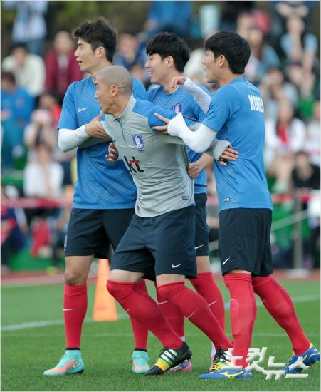 A매치75회출전에빛나는차두리(가운데)는지난2015호주아시안컵을끝으로'태극마크'와영원한이별을선언했다.박종민기자esky0830@cbs.co.kr