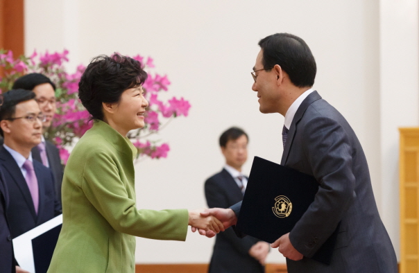 ▲박근혜대통령이16일오후청와대에서주호영정무특보에게위촉장을수여하고있다.(사진=청와대홈페이지)